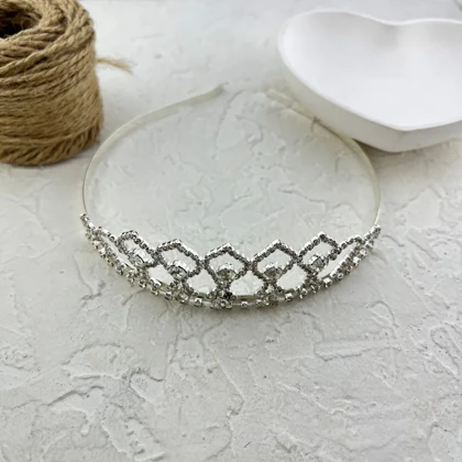 تاج مو زنانه جواهری نگین‌دار مدل لتیرا نقره‌ای