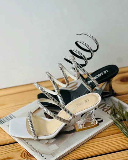 کفش عروسکی