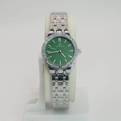 ساعت مچی زنانه اودمار پیگه Audemars Piguet با موتور کواتز و طراحی مینیمال