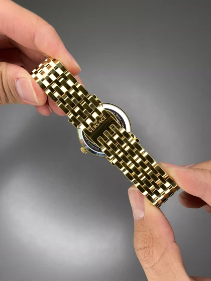 ساعت مچی ورساچه دورحکاکی بند طلایی صفحه قرمز Versace