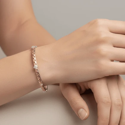 دستبند زنانه بنگل مدل ونکلیف نگینی