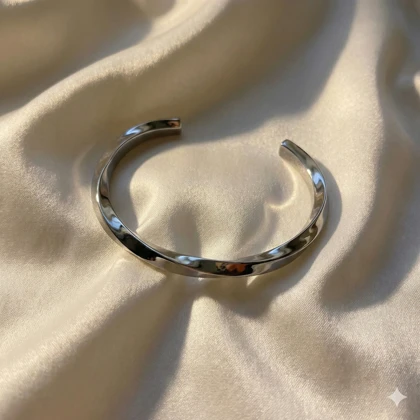 بنگل استیل مردانه مدل «پیچش» (Silver Twist) | مینیمال و رنگ ثابت