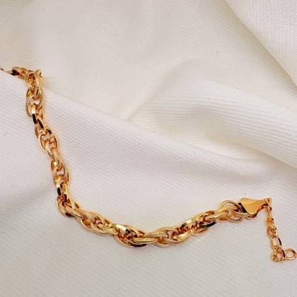 دستبند برند شین مدل «جلوه زرین» | با آبکاری طلای 24 عیار و بافت برجسته