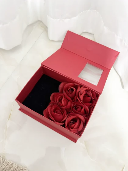 باکس هدیه جواهرات با گل رز قرمز 945