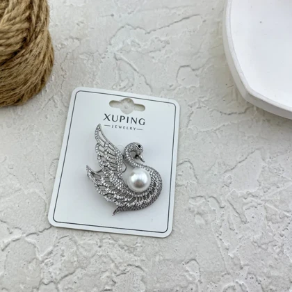 گل سینه زنانه ژوپینگ مدل سیگنل طرح قو نگین‌دار با مروارید مرکزی