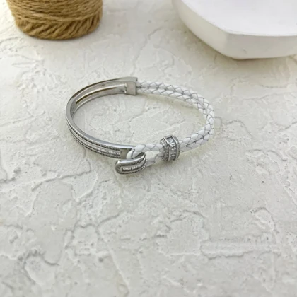 دستبند زنانه مدل آدلیا سفید با بافت چرمی و جزئیات نقره‌ای