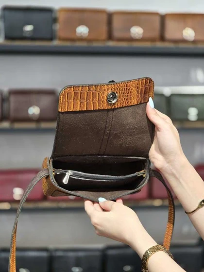 کیف چرم بغل پرچ عسلی ابر و بادی سنگی چرم اصل گاوی
