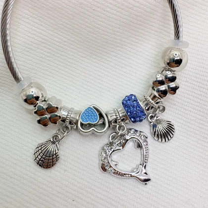 دستبند بنگل استیل طرح «پاندورا اقیانوسی» | با آویز صدف و قلب آبی