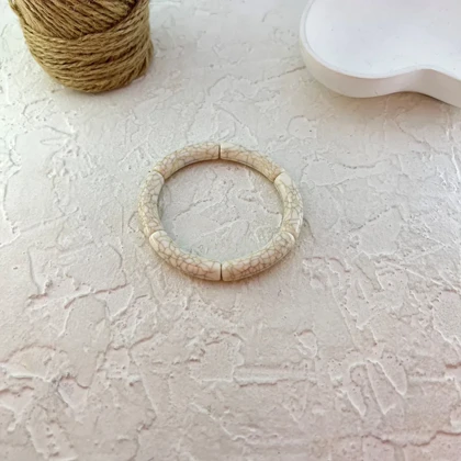 دستبند زنانه بنگل رزینی طرح ترک شیری مدل کرالیا