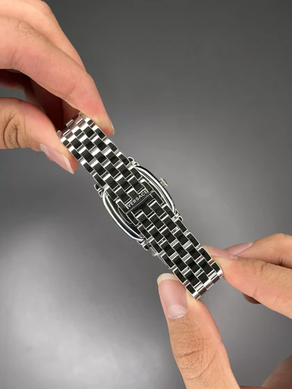 ساعت مچی ورساچه دورحکاکی سیلور صفحه مشکی Versace Couture