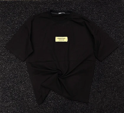 تیشرت مردانه مشکی Fear of God Essentials، نمونه‌ای از luxury streetwear و minimalist design