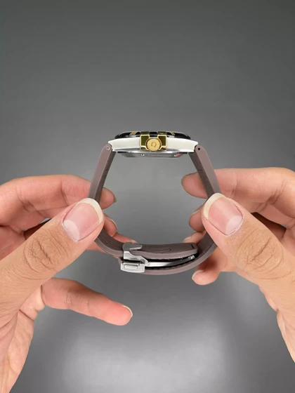 ساعت مچی امگا کانستلیشن بند قهوه ای صفحه سفید Omega Constellation