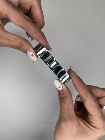 ساعت مچی الگانس قاب نگین‌دار صفحه سفید Elegance