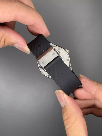 ساعت مچی اوبلو بند مشکی صفحه سفید فول نگین Hublot Classic Fusion