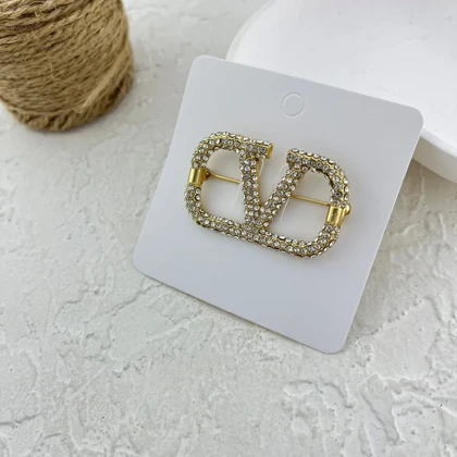 گل سینه زنانه طرح ولنتینو نگین‌دار، شیک و خاص