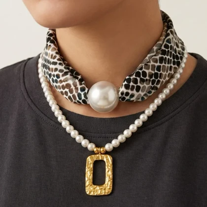 گردنبند زنانه مدل لئوپرلا بلانکا طرح مروارید لوکس با آویز طلایی و پارچه طرح دار