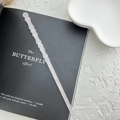 کانزاشی مو زنانه رزینی شفاف شیری با بدنه ظریف موج‌دار و سر حلقه‌ای مینیمال لوکس