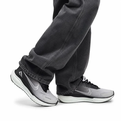 کتانی زیره بست مردانه مدل رانینگ نایکی طوسی و سفید NIKE