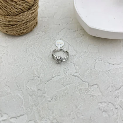 انگشتر زنانه ژوپینگ طرح گره نقره‌ای لوکس با نگین‌های درخشان