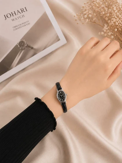 ساعت مچی زنانه بیضی چرمی کد W462