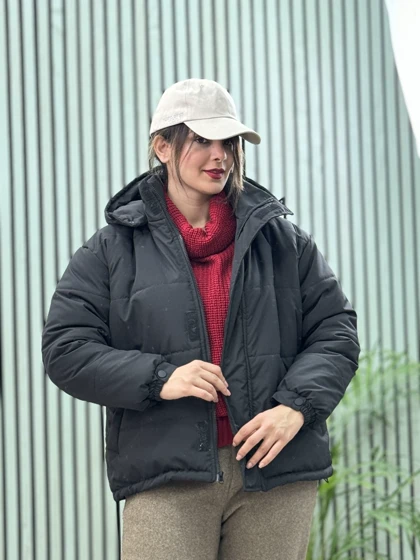 کاپشن کلاهدار آواز