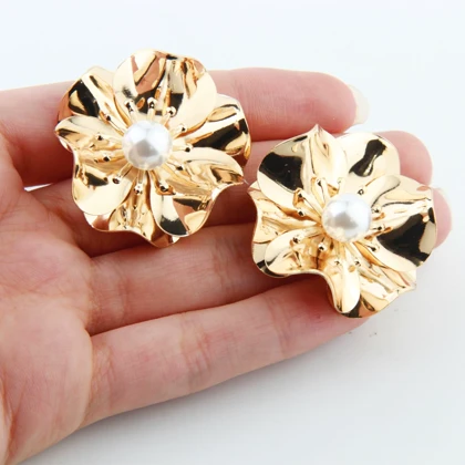 گوشواره زنانه میخی مدل گل مروارید دار