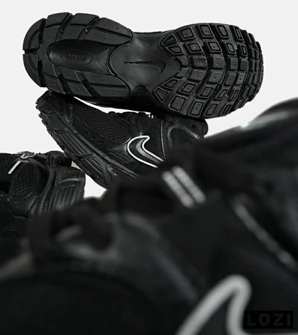 کفش کتانی مردانه و زنانه مشکی نایک NIKE v5 RNR