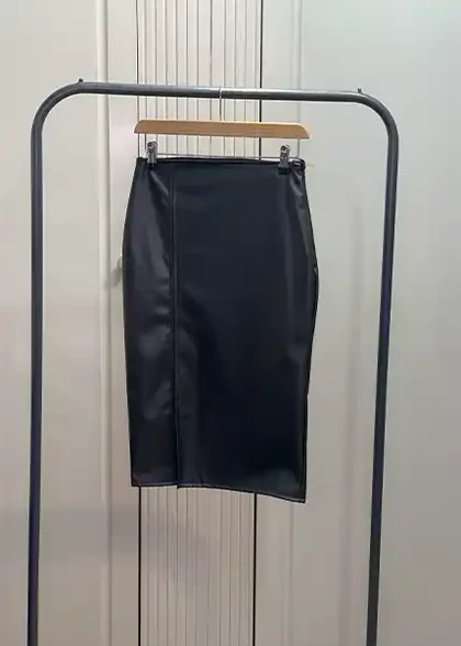دامن چاک‌دار چرم