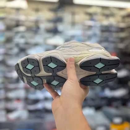 کفش راحتی نیوبالانس مدل 9060 طوسی کرم کیفیت مستر