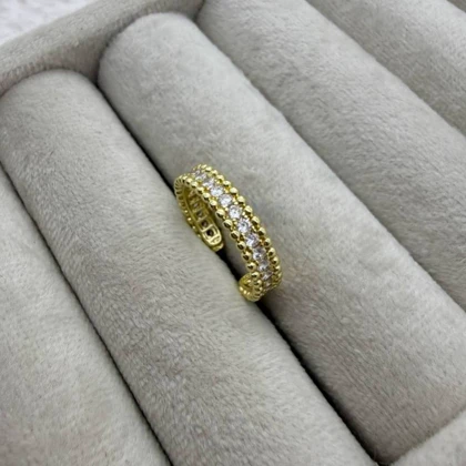 انگشتر طلایی نگین‌دار سه ردیفه