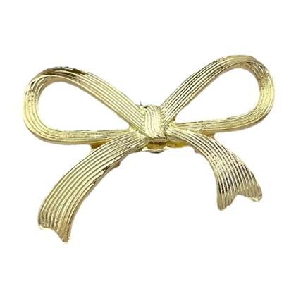 گل سینه زنانه طرح پاپیون، ظریف و جذاب