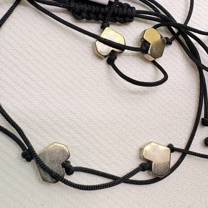 دستبند استیل مدل «قلب کوچک» (Tiny Heart) | با بند بافت مشکی و پلاک سیلور