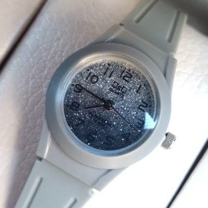 ساعت دخترانه ضد آب Q&Q رنگ طوسی شاین