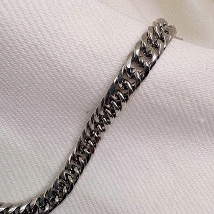 دستبند مردانه استیل مدل «کارتیر صیقلی» | بافت کوبایی ضخیم با آبکاری نقره‌ای (سیلور)