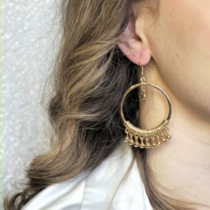 گوشواره حلقه‌ای طلایی با تزئینات آویزان