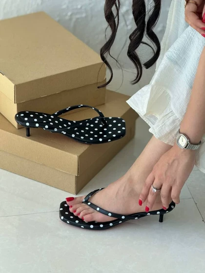 صندل پاشنه میخی خال‌خالی