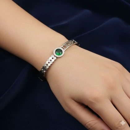 دستبند بنگل زنانه زرمیس استیل نقره‌ای طرح نگین زمردی (سبز) و تراش الماس