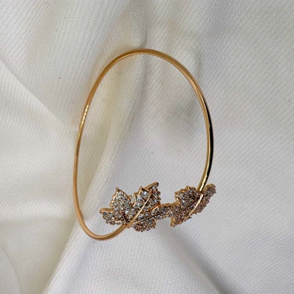 بنگل ژوپینگ مدل «افرا» | درخشش بلورین برگ‌های پاییزی روی مچ دست