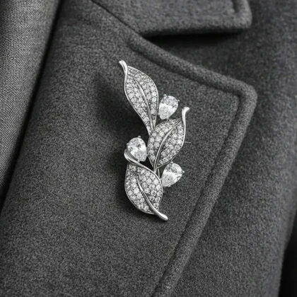 گل سینه زنانه ژوپینگ مدل برگ‌آرا طرح برگ نگین‌دار نقره‌ای