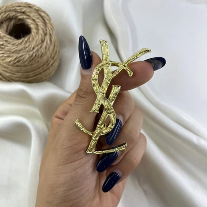 گل سینه مدل آرمیس طرح YSL رنگ طلایی طرح بامبو