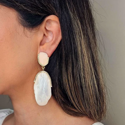 گوشواره آویز مدل سنگ ملوانی صدفی با قاب طلایی