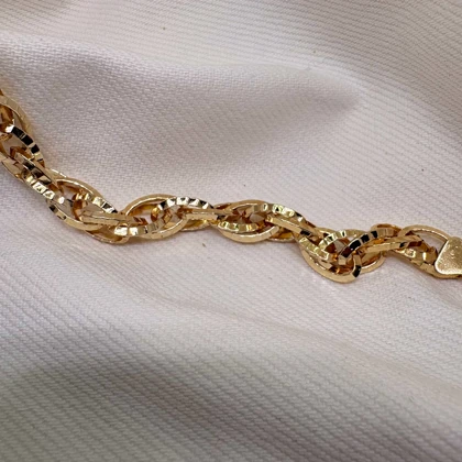 دستبند برند شین مدل «بیضی زرین» | با آبکاری طلای 24 عیار و تراش‌های درخشان