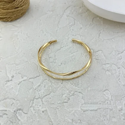 دستبند بنگل زنانه مدل ولوئورا طرح موج طلایی مینیمال