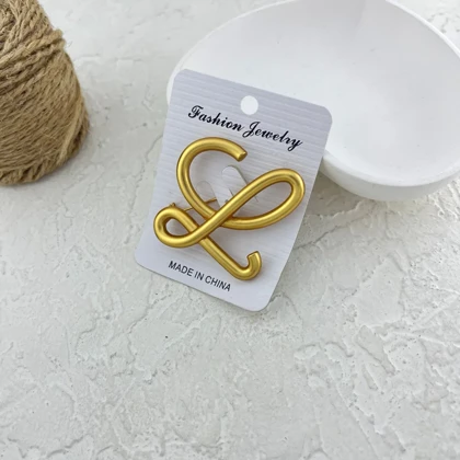 گل سینه زنانه طرح لووه، اکسسوری شیک و خاص