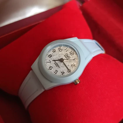 ساعت دخترانه ضد آب Q&Q رنگ آبی مه آلود سایت دار