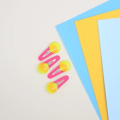 گیره سر رنگی دکمه‌ای چهار عددی با سایز کوچک و رنگ‌بندی شاد