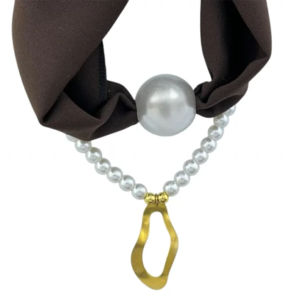 گردنبند زنانه مدل پرلا براون گلد طرح مروارید لوکس با پارچه قهوه‌ای و آویز طلایی