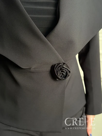 کت شلوار و تاپ یقه پهن تک گل