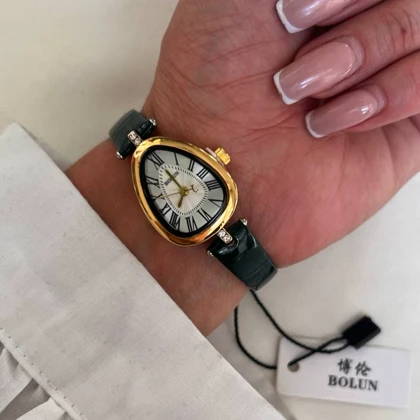 ساعت مچی زنانه برند بولون طرح اشک بند چرمی سبز عدد رومی