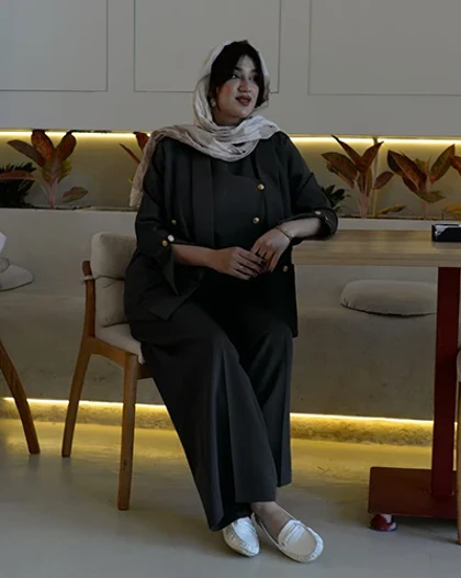 کت و شلوار سه‌تکه زنانه مجلسی ریچ کت مدل ژیله‌دار رنگ مشکی پارچه کرپ باربی 8741
